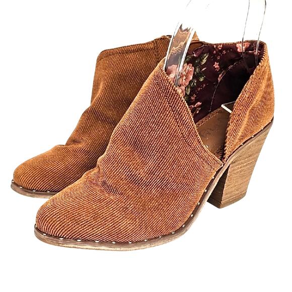 Very G Stylish Light Brown Corduroy Slip On Studded Sole Heeled Boots Wmn Sz 7 - Picture 1 of 9